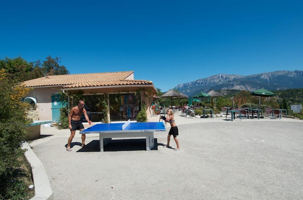 Camping Le Couriou Recoubeau-Jansac Exteriör bild