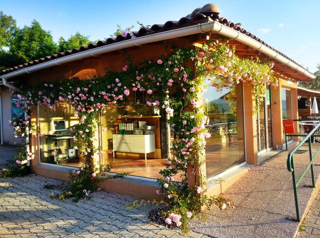 Camping Le Couriou Recoubeau-Jansac Exteriör bild
