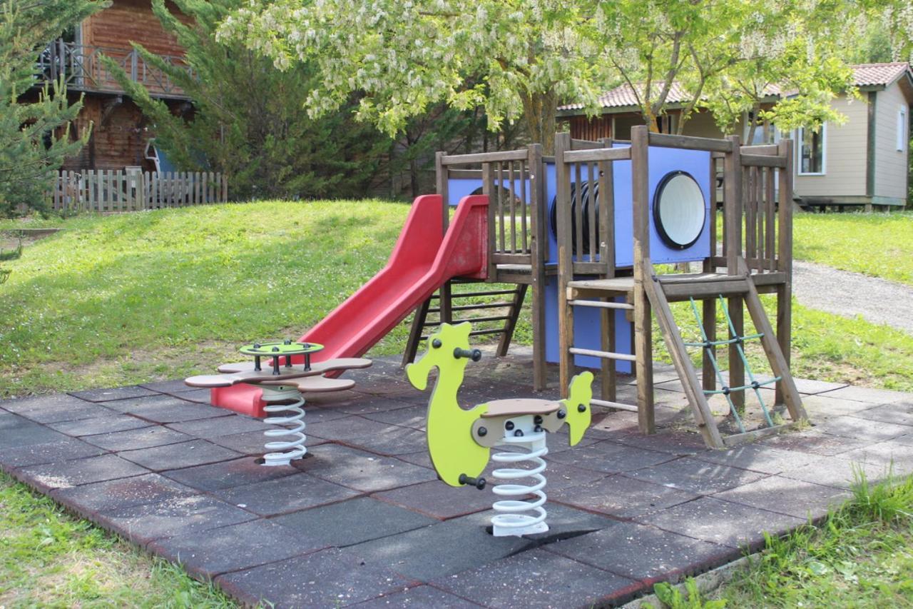 Camping Le Couriou Recoubeau-Jansac Exteriör bild